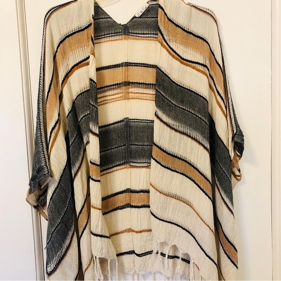 On The Road Kimono Shawl Wrap Ruana Woven Ivory Tan Navy Woven Fringe One Size - Picture 9 of 16